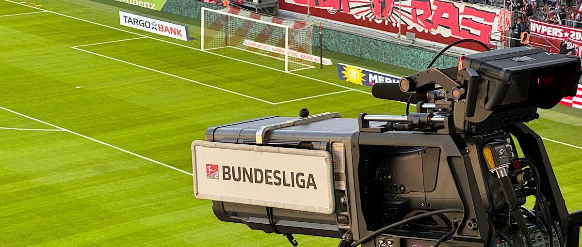 Die Deutsche Fußball Liga (DFL) hat den am Montag gestarteten Bundesliga-Tender gestoppt. Es gibt Ärger rund um das größte Einzelspielpaket, für das DAZN offenbar das beste Angebot vorgelegt hat. DAZN schießt jetzt scharf, die DFL weist Vorwürfe zurück. dwdl.de/sl/1b2015