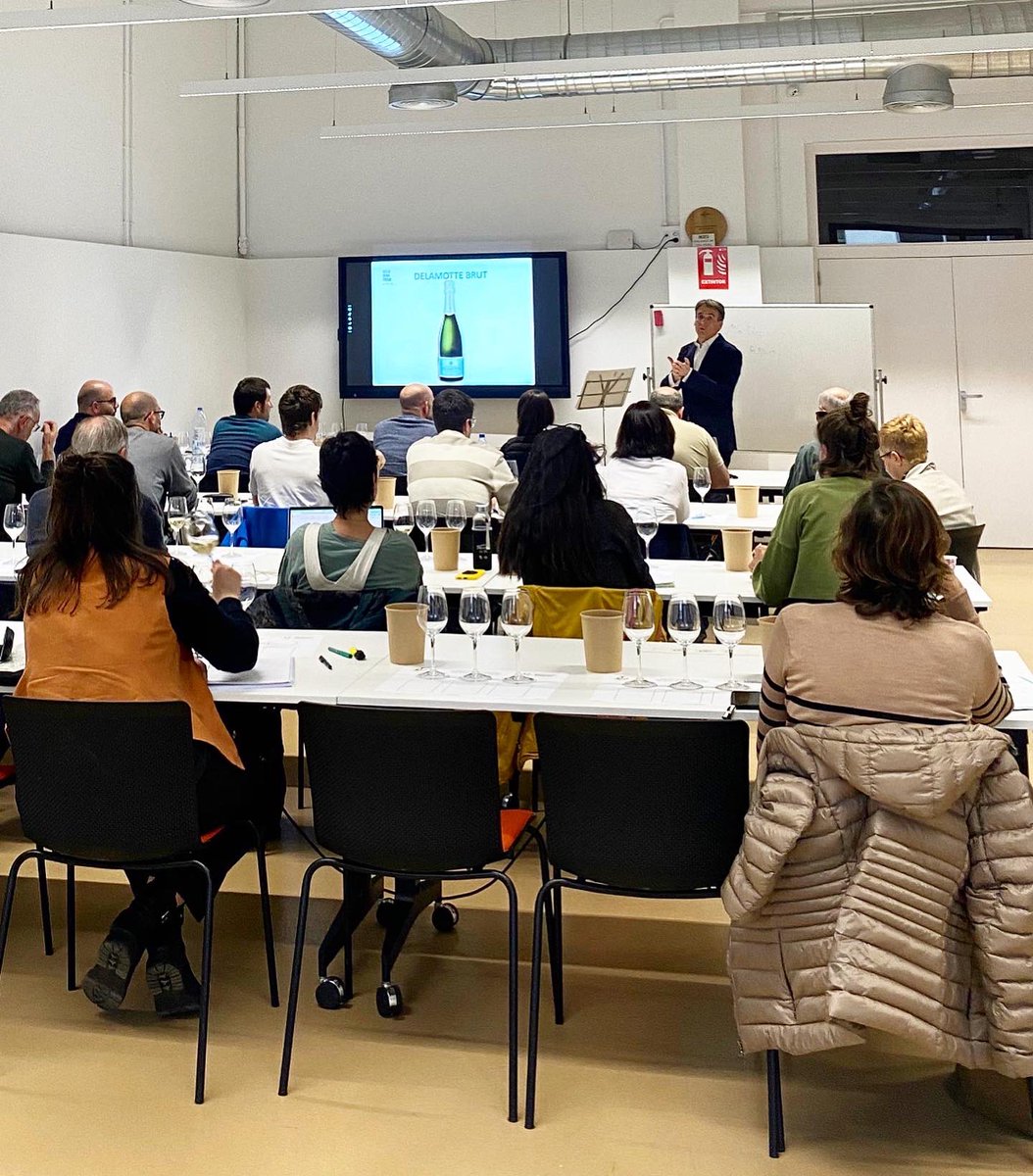 hangulowine's tweet photo. Avui hem fet la ponència de Distribució i Comercializació Nacional de Vins per als alumnes de l’Escola d’Enoturisme de Catalunya.
#escoladenoturismedecatalunya #vilaviniteca #calidoscopivins #formacio #formacionenventas #formacióenvendes #escola #sumller #sommelier https://t.co/BlMhBT3IeY