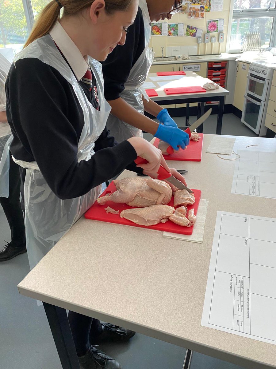 lawnswoodschool's tweet image. Y10 #FoodTechnology students have been portioning chickens today #FutureChefs