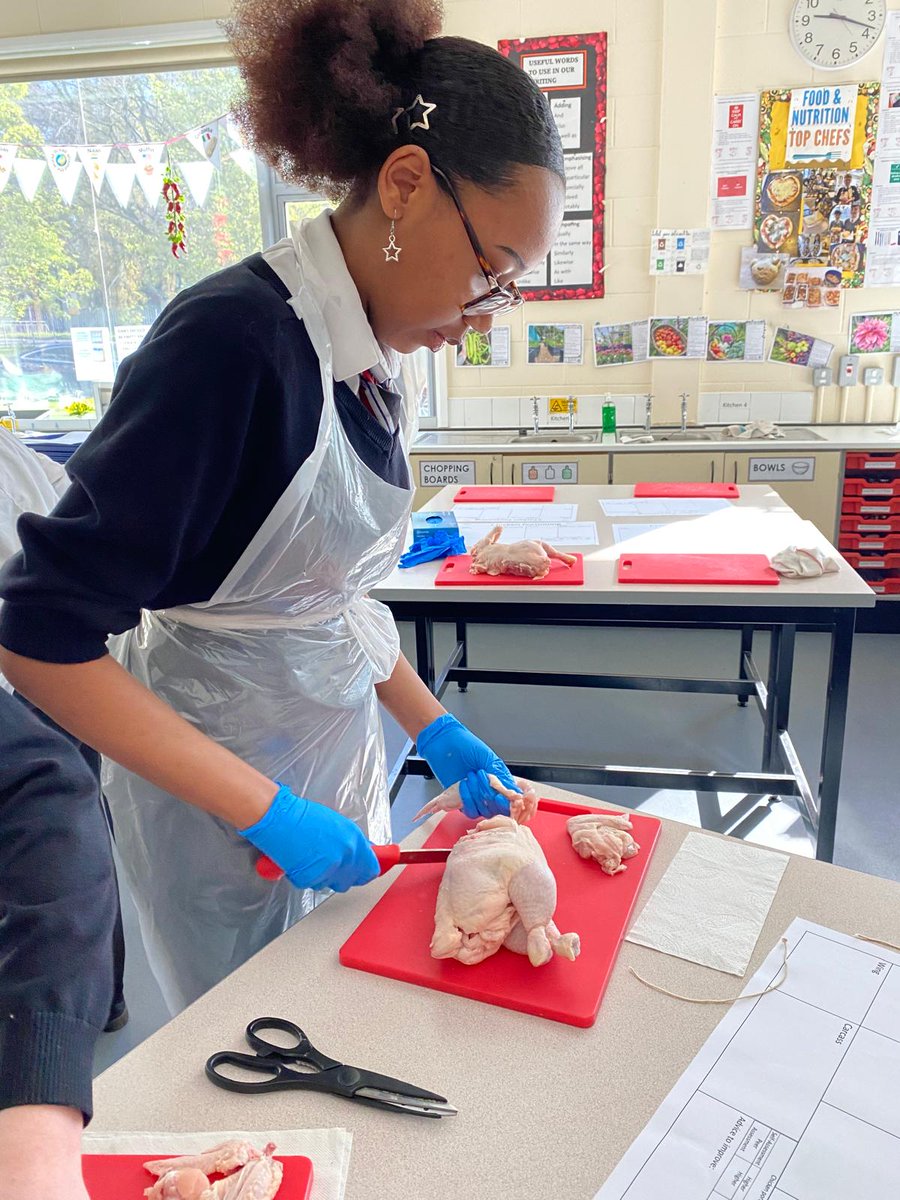 lawnswoodschool's tweet image. Y10 #FoodTechnology students have been portioning chickens today #FutureChefs