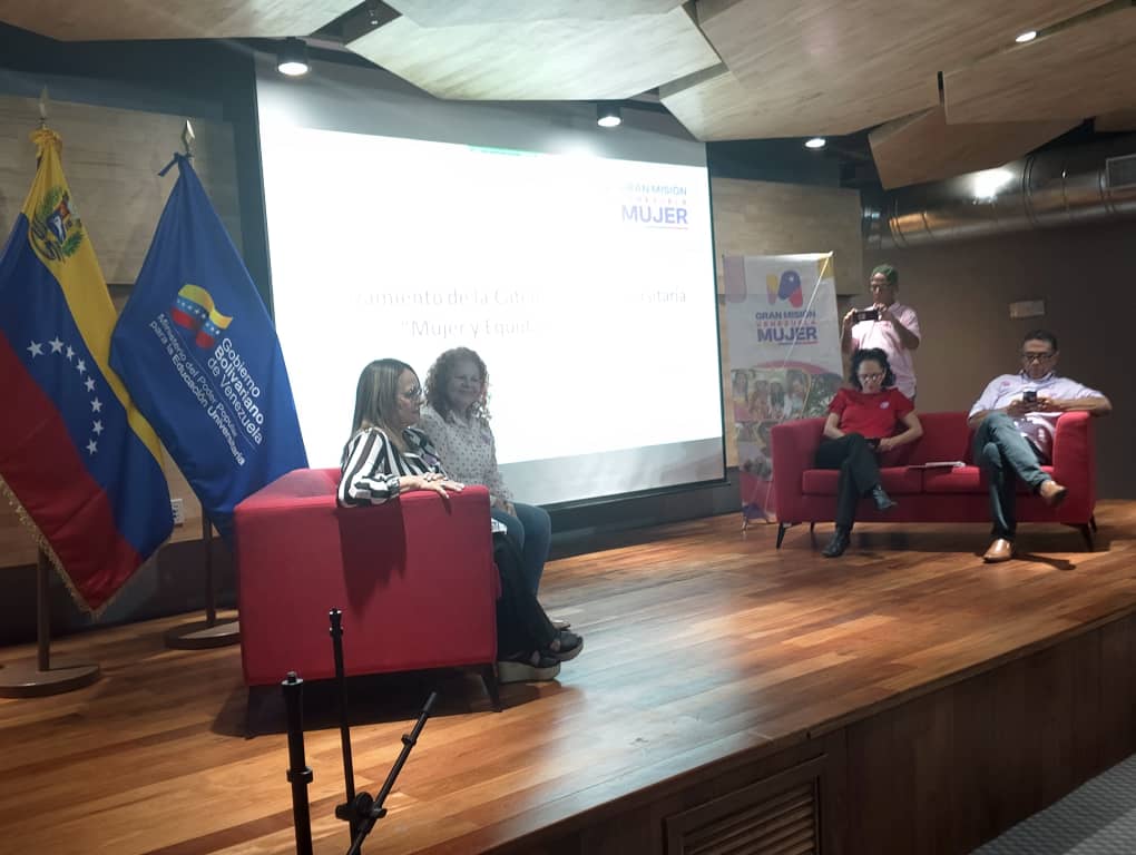 ¡Viva la Mujer Venezolana! Participamos en Videoconferencia de Lanzamiento Cátedra Libre Universitaria 'Mujer y Equidad de Género' en el marco de la Gran @mvenezuelamujer desde el Salón Hugo Chávez de nuestra @elam_ve #BidenLevantaElBloqueoYa @NicolasMaduro @_LaAvanzadora