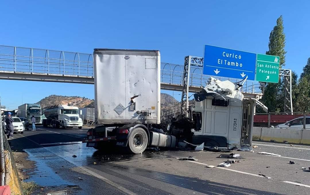 LdelSurNoticias's tweet image. 🔵 #RUTA5SUR: ACCIDENTE EN RUTA 5 SUR A LA ALTURA 

Un accidente se produjo hace unos minutos en la ruta 5 sur a la altura de #Pelequen pista oriente.

Un fallecido . Tránsito se encuentra suspendido a la espera de la Siat de carabineros. 

Noticia en Desarrollo.