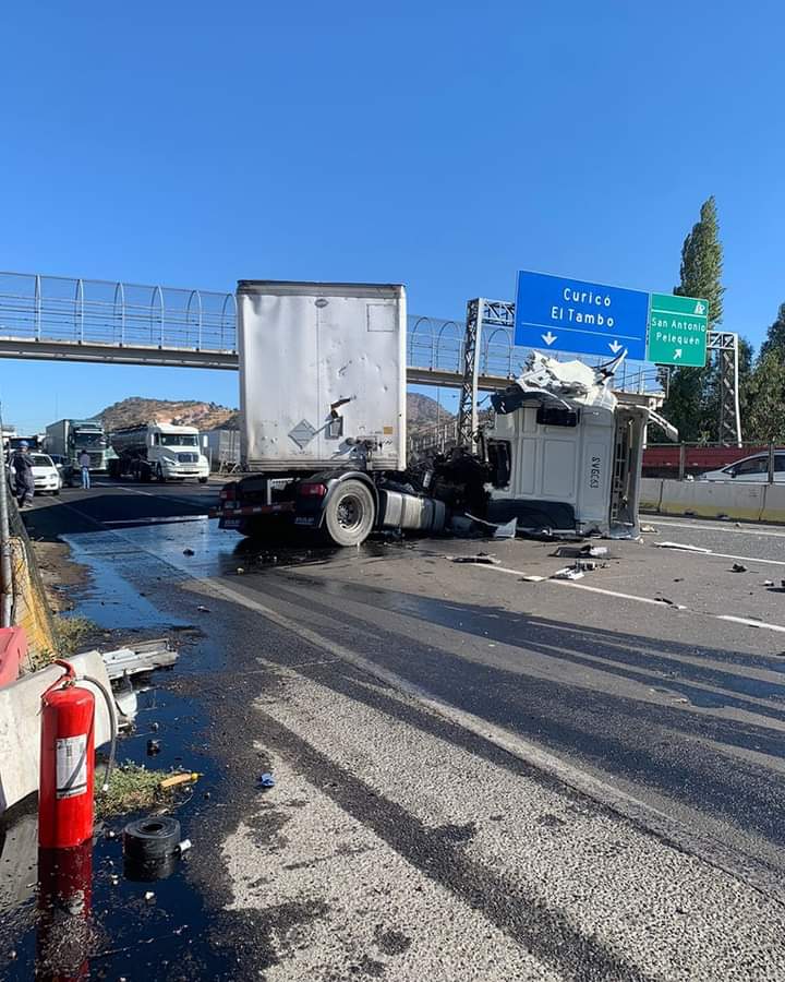 LdelSurNoticias's tweet image. 🔵 #RUTA5SUR: ACCIDENTE EN RUTA 5 SUR A LA ALTURA 

Un accidente se produjo hace unos minutos en la ruta 5 sur a la altura de #Pelequen pista oriente.

Un fallecido . Tránsito se encuentra suspendido a la espera de la Siat de carabineros. 

Noticia en Desarrollo.