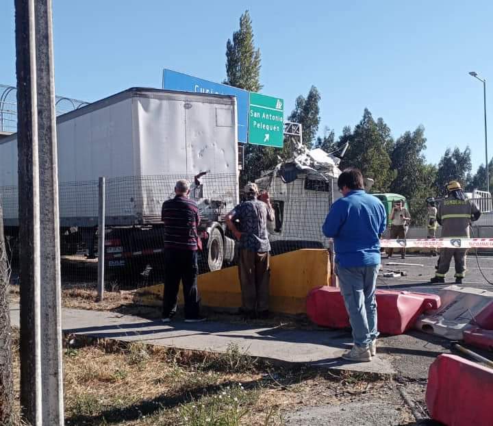 LdelSurNoticias's tweet image. 🔵 #RUTA5SUR: ACCIDENTE EN RUTA 5 SUR A LA ALTURA 

Un accidente se produjo hace unos minutos en la ruta 5 sur a la altura de #Pelequen pista oriente.

Un fallecido . Tránsito se encuentra suspendido a la espera de la Siat de carabineros. 

Noticia en Desarrollo.