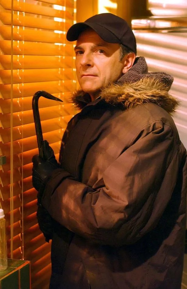 CreativeHev's tweet photo. Black coat with a fur trimmed hood you say, Bobby? Perhaps Richard Hillman is  back from the dead 😂 #corrie https://t.co/0i6MwCzcPh