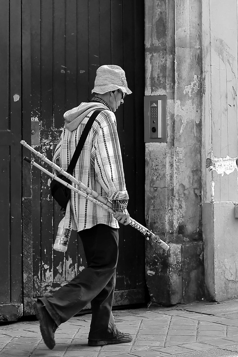 Under the bob #streetphotography #street #blackandwhite #Paris #pascalcolin #canon #50mm