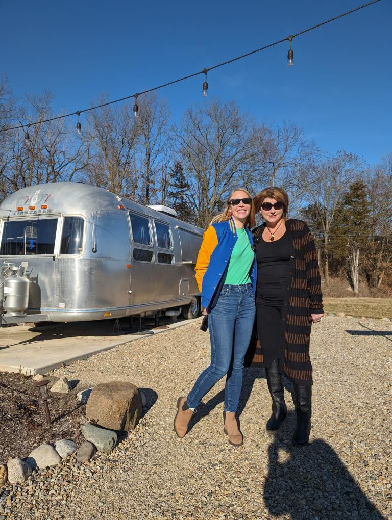 When #camping means top notch cuisine and #Airstream happy hours... I'm sold! Learn a cool #glamping site outside of #Chicago in an all new podcast at darley.link/podcast, including #cocktails with @starunionspirit #travel #podcasttwd #illinois