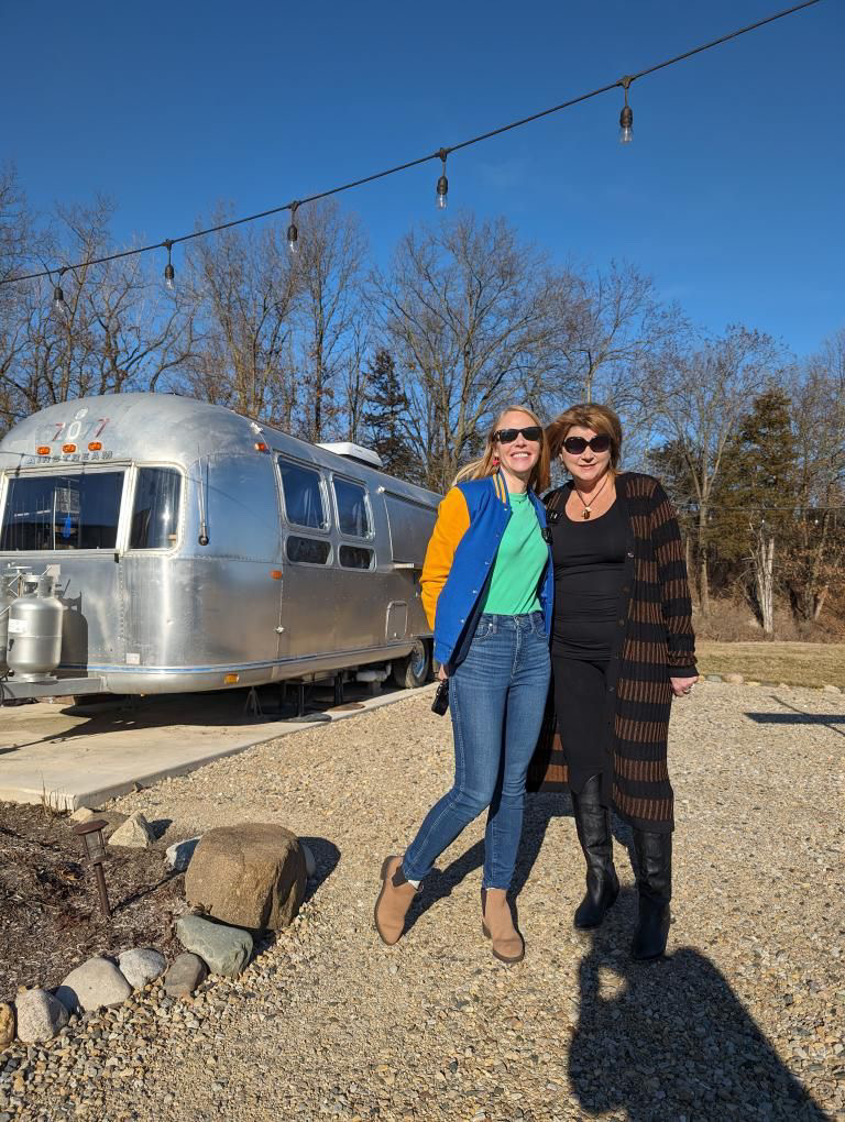 DarleyNewman's tweet photo. When #camping means top notch cuisine and #Airstream happy hours... I'm sold! Learn a cool #glamping site outside of #Chicago in an all new podcast at https://t.co/OeJhrr3SZ3, including #cocktails with @starunionspirit 
#travel #podcasttwd #illinois https://t.co/N1YsLRy8qB
