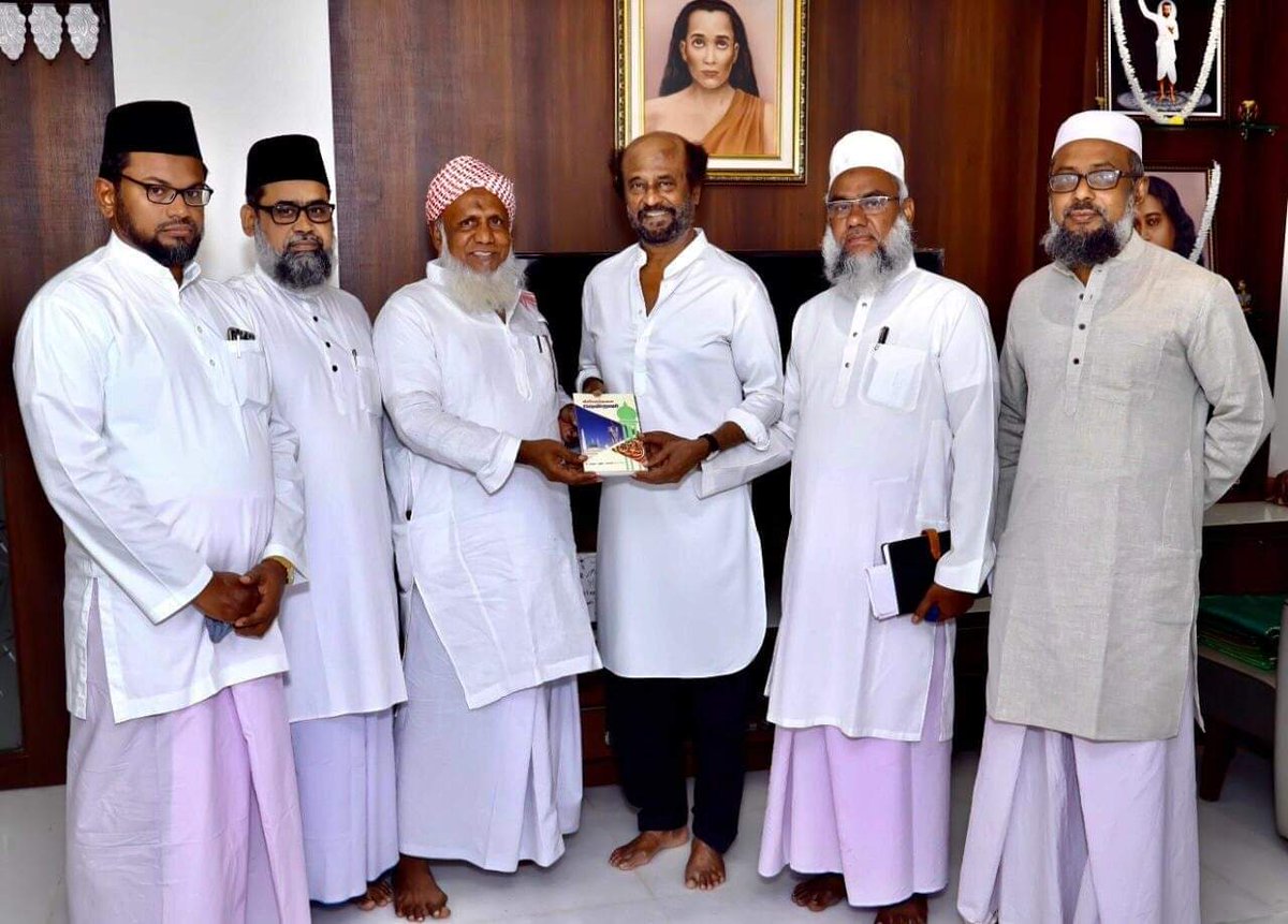 shagul_psk's tweet photo. சர்ச் ல கூட பாதிரியர் (Father) காலுல விழுந்து ஆசீர்வாதம் வாங்குவாங்க அவர் சிறியவரா இருந்தாலும் கூட அது அவர்களுடைய தனிப்பட்ட உரிமை. 

ராமர் கோவிலுக்கு போனது மட்டும் தான் உனக்கு தெரியுமா? A.R ரஹ்மான் கூட தர்காவுக்கு போனது உனக்கு தெரியலையா?

அவர் பொதுவானவர் ❤

#Rajinikanth https://t.co/YCfEWBYvGm