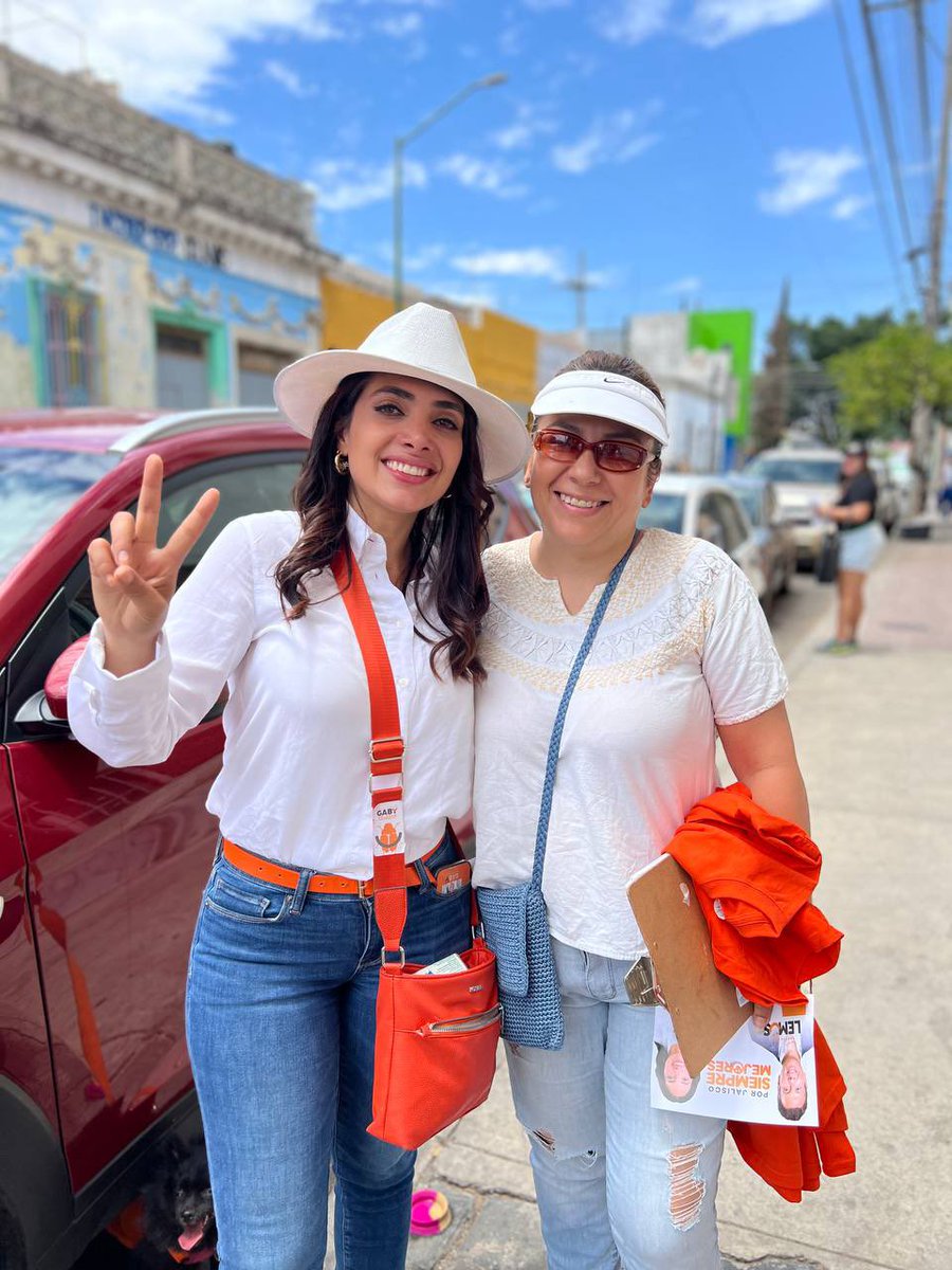 Empezamos la mañana en el bonito Barrio El retiro 🏠🧡 Todos los días, el recibimiento y cariño de las y los vecinos nos recuerda por qué estamos haciendo esta campaña puerta a puerta🚪 Tú que nos regalas de tu tiempo eres la parte más importante de esta campaña y por eso