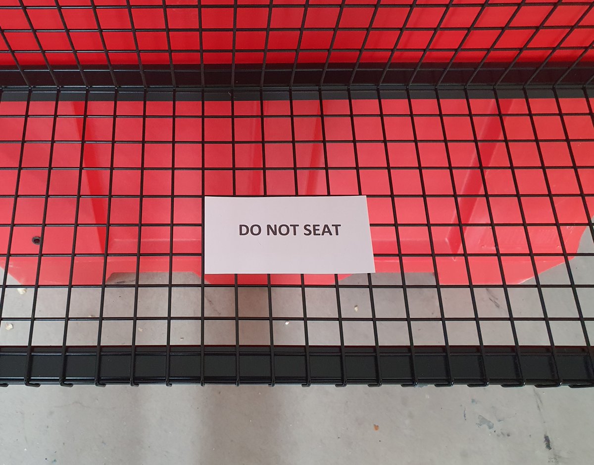 terminologia's tweet image. Milano è la capitale dell’#itanglese e al #Fuorisalone molti eventi / installazioni “Made in Italy” con testi esclusivamente in inglese. Poi però poi i cartelli li scrive chi non sa neppure la differenza tra SEAT e SIT 🤦🏻