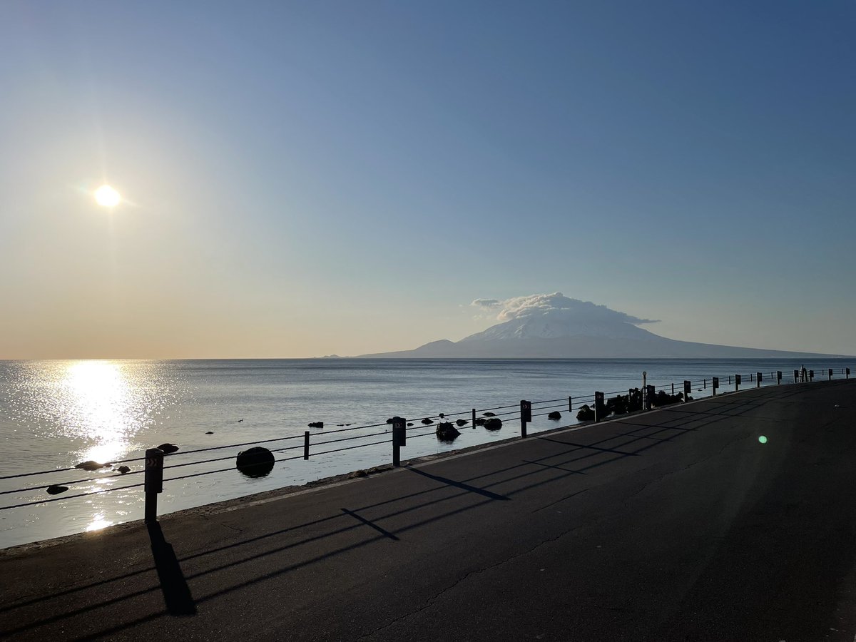 #今日の礼文島　#rebunoutdoorguide  #礼文島　#礼文町　#トレッキング　#絶景　#秘境　#高山植物　#rebun   #rebunisland #初夏　#春   #お花畑　#利尻山　#mtrishiri  #rishiri  #利尻　#利尻富士　#冒険