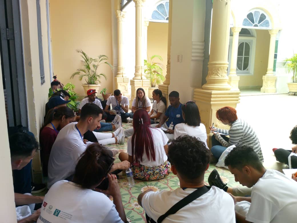 feucm_may's tweet photo. Se realizan trabajos en talleres en el VIII Encuentro de Estudiantes de Ciencias Médicas 🥼✊🏼
.
.
.
#FEUCMMay
#SomosFEU
#VamosPorMás
#GalenosDe❤ https://t.co/TE9DFvZZTz