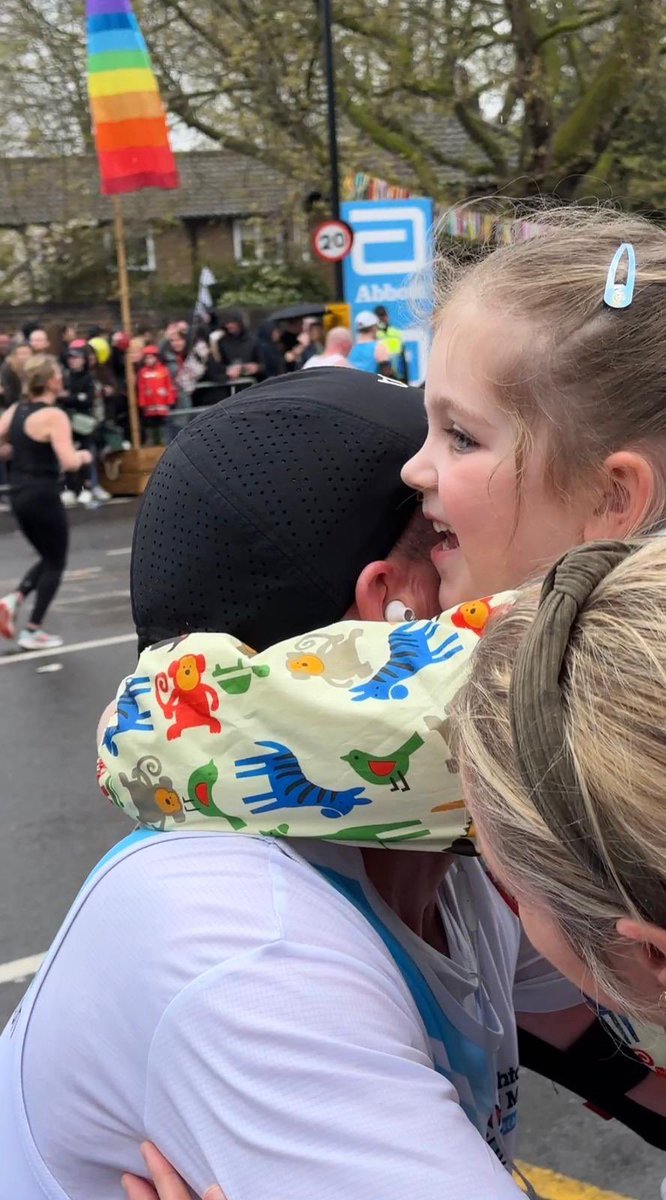 This hug at mile 21 of last year’s @LondonMarathon meant everything!! Can’t wait to make her proud again this Sunday!! @WeAreERC @TeachersRunClub @UKRunChat