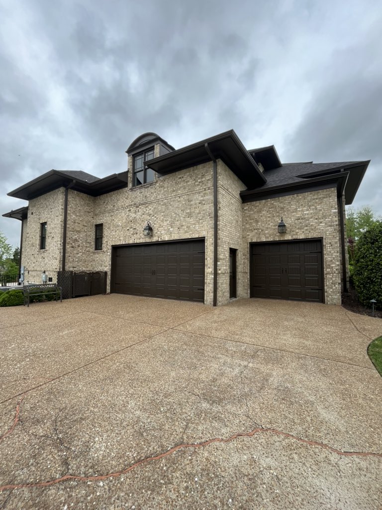 bridgerdbLLC's tweet photo. Amazing results from our most recent project! A huge paint job, from window frames, fascia, soffit, trim, back porch railing, garage doors &amp; downspouts!! This house looks amazing and our customer was very pleased with the results!!🤩 https://t.co/C27eKSANhp