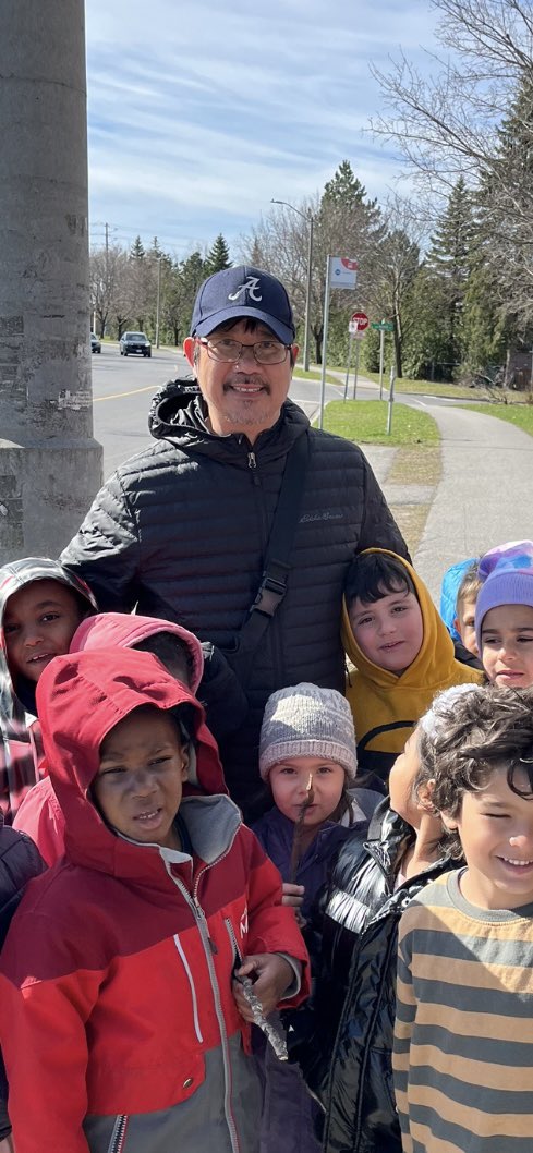 mspennykinders's tweet image. During our outdoor learning walk, we ran into Mr Kay. The kids were beyond excited. We decided we would meet up again next week. #becommunity @ThomasMoreOCSB 
#ocsbOutdoor