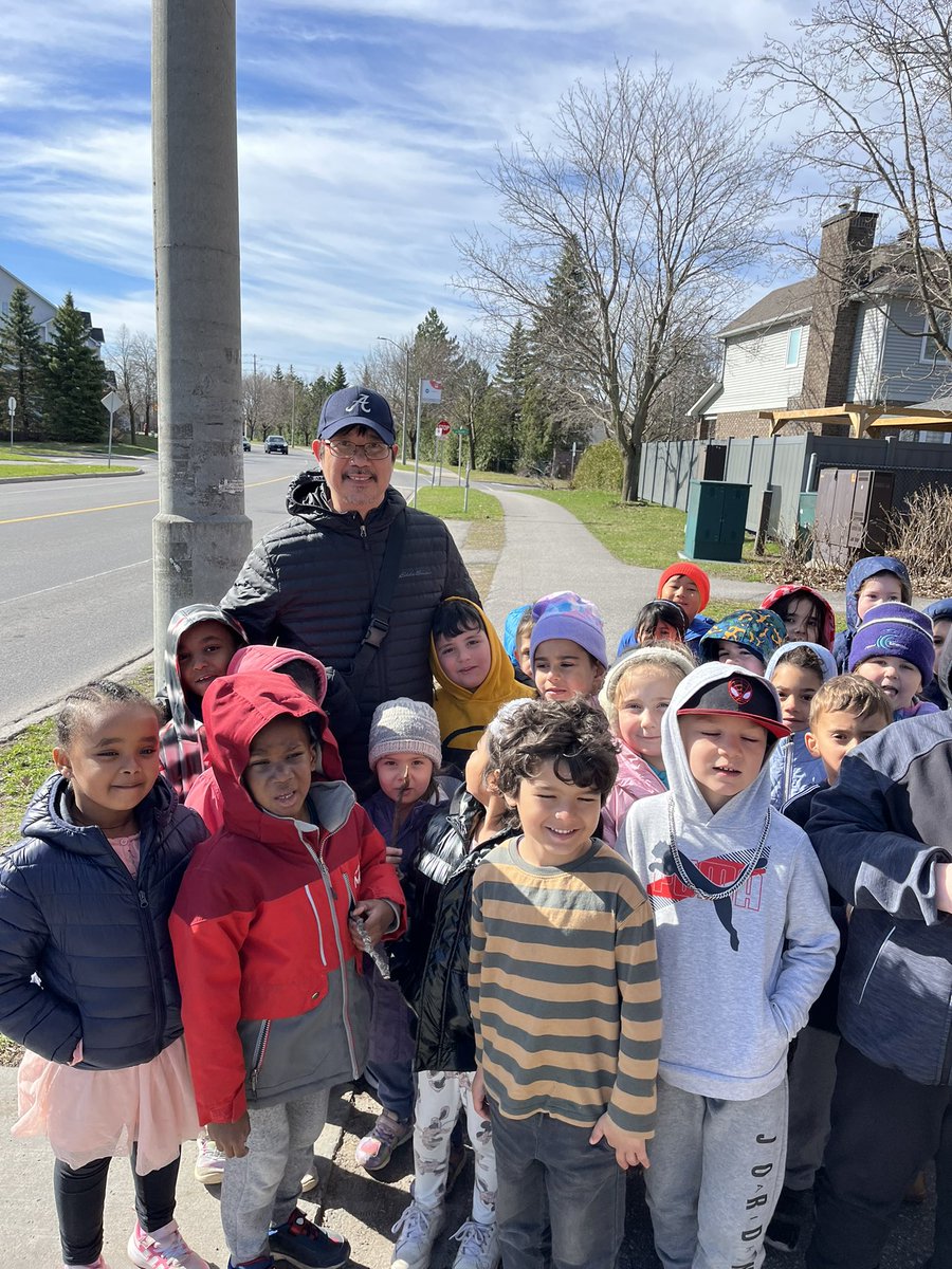 mspennykinders's tweet image. During our outdoor learning walk, we ran into Mr Kay. The kids were beyond excited. We decided we would meet up again next week. #becommunity @ThomasMoreOCSB 
#ocsbOutdoor
