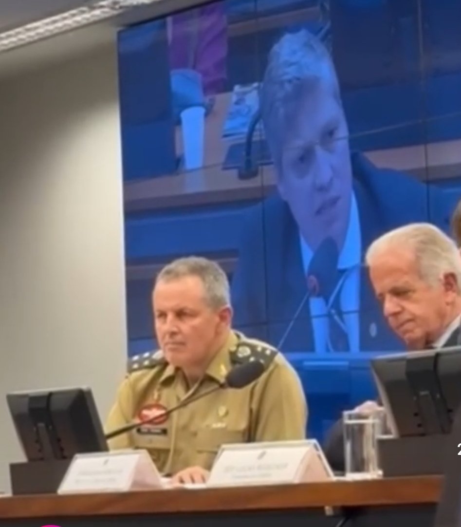 A verdade é que o deputado Marcel cagou, mijou e passou com a patrola na cabeça do comandante do exército. Nunca vi um comandante tão sem moral como esse. Parabéns, deputado. Lavou nossa alma! 👏👏