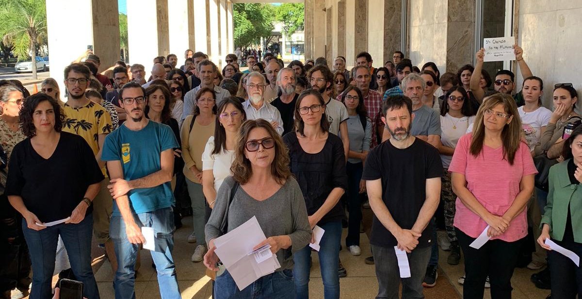 rquiroga777's tweet photo. En Córdoba también leímos las 1000 cartas en apoyo a la #CienciaArgentina . Gracias @RAICYT_Ar ! Basta de ajuste presupuestario @paulanahir ! https://t.co/0w7yxazvhX