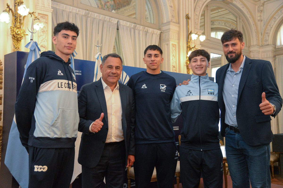 Voley_FeVA's tweet photo. La Selección 🇦🇷 U19 entrena en Tucumán y fue recibida por el Gobernador Osvaldo Jaldo

👉Entrenará durante diez días y recibió la bienvenida en Casa de Gobierno con las autoridades provinciales, de Monteros y de la Federación Tucumana de Voleibol

🌐 https://t.co/Yfeed6OF5J https://t.co/tZaHKRShfc