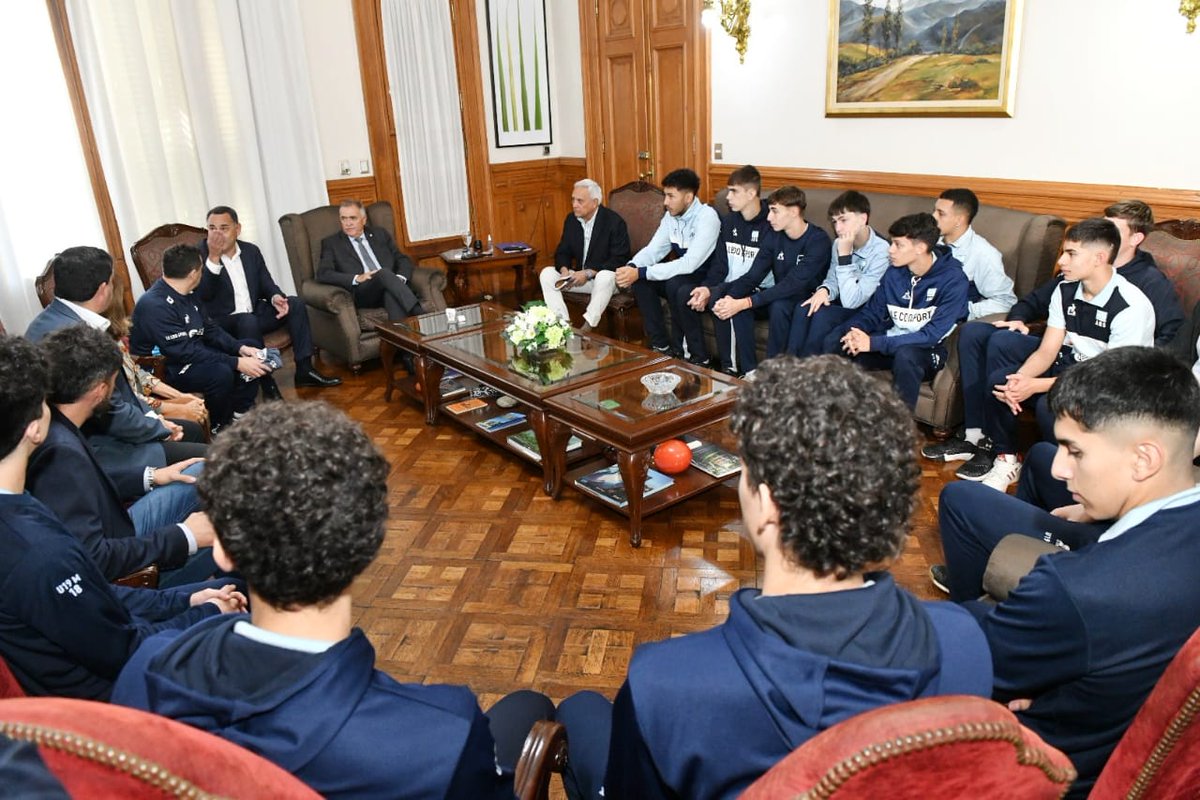 Voley_FeVA's tweet photo. La Selección 🇦🇷 U19 entrena en Tucumán y fue recibida por el Gobernador Osvaldo Jaldo

👉Entrenará durante diez días y recibió la bienvenida en Casa de Gobierno con las autoridades provinciales, de Monteros y de la Federación Tucumana de Voleibol

🌐 https://t.co/Yfeed6OF5J https://t.co/tZaHKRShfc