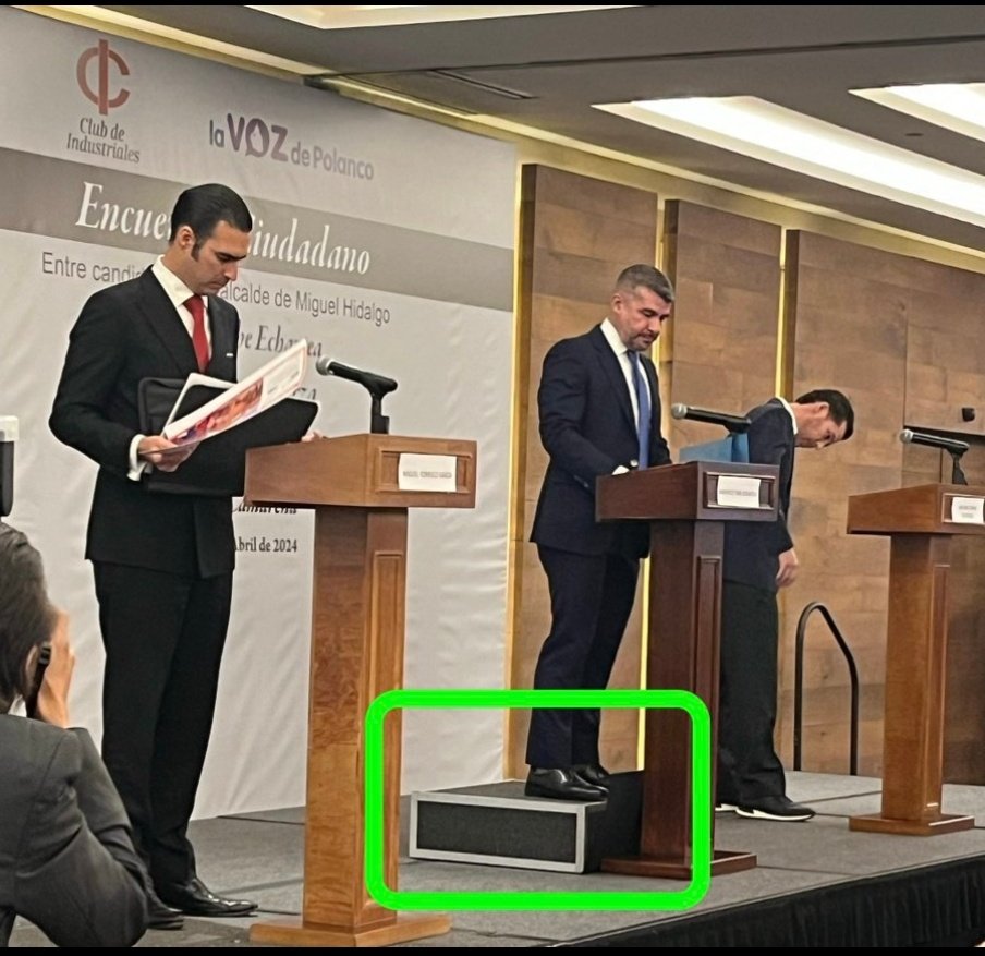 cesargutipri's tweet photo. Por favor, díganme que esta foto es falsa. 
Entiendo los complejos que pueda tener @mauriciotabe ante @MiguelTorrucoG, pero para quien hable de honestidad, esta foto lo exhibe, tal y como es, un simulador. 
Tranquilo Mauricio, jamás estarás a la altura de Miguel. https://t.co/LrW5F6bth9