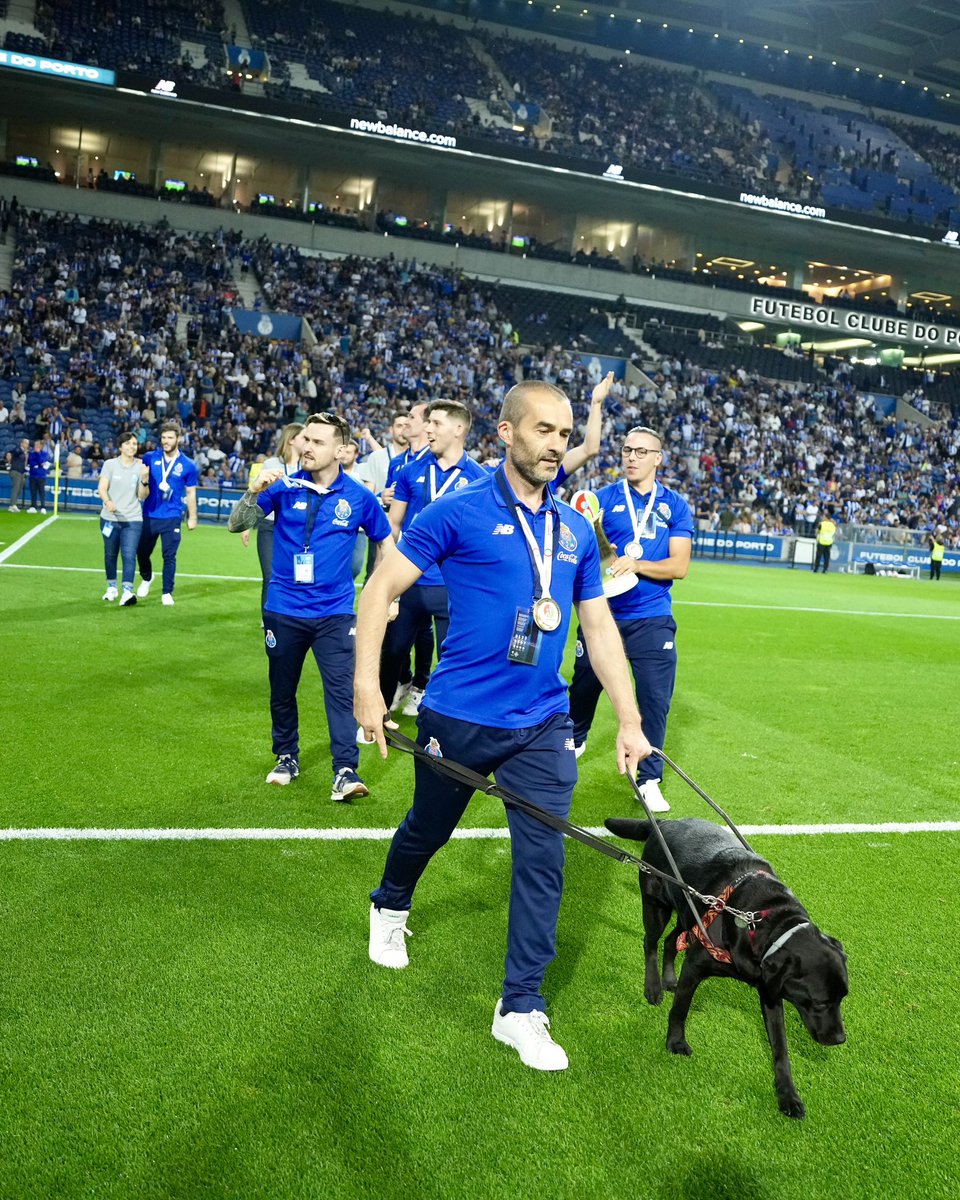 A volta de honra dos campeões nacionais de Goalball no Estádio do Dragão 💙 

#AMesmaAmbição #FCPortoSports