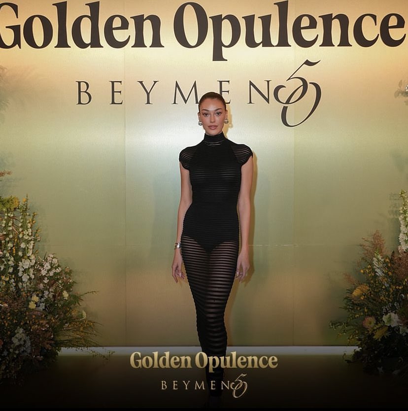 📌 || #DilanÇiçekDeniz esteve presente no evento ‘Golden Opulence’.