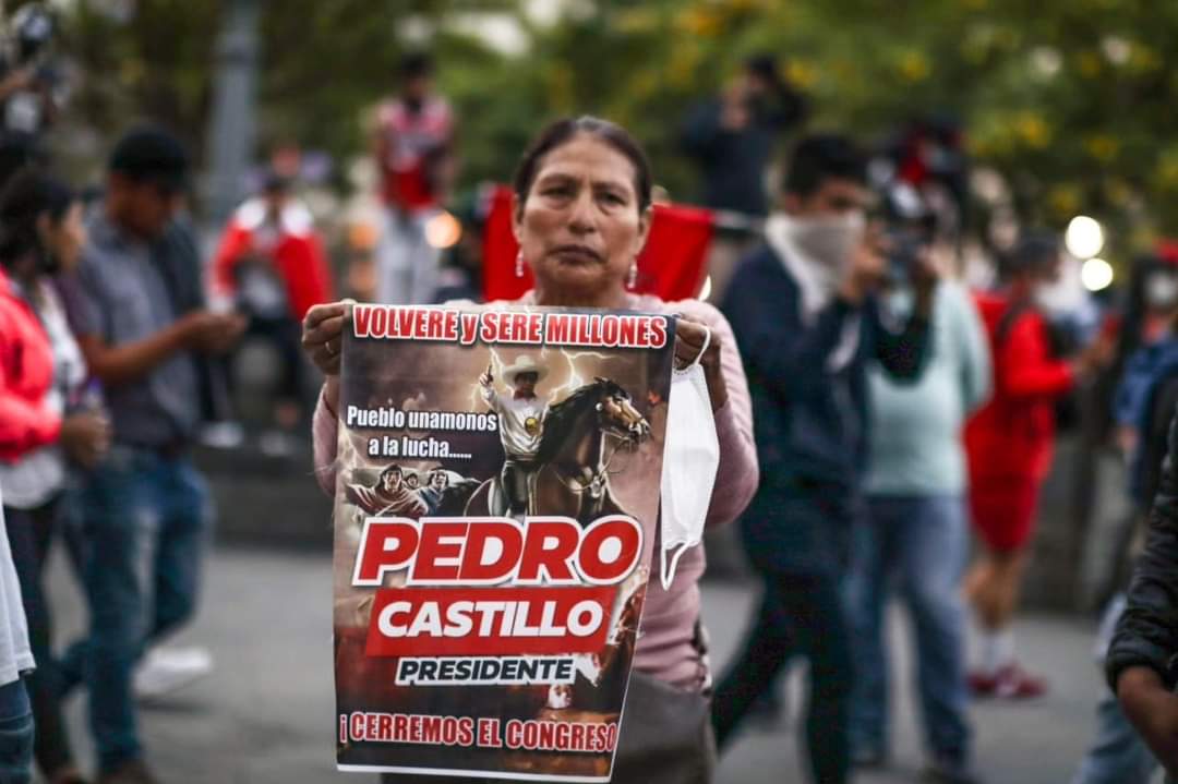 En el día internacional de los presos políticos, recordamos q en el régimen de Dina Boluarte el pdte Pedro Castillo sigue en prisión, al igual que muchos peruanos y peruanas que ejercieron su legítimo derecho a la protesta. Presos políticos libertad! Justicia para los asesinados!