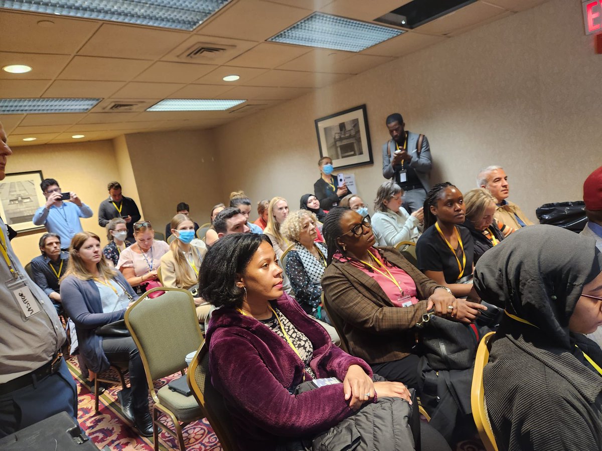 Commissioner @MCastroMOIA & Dr. Ted Long from @NYCHealthSystem gave a tour of the Asylum Seeker Arrival Center to case managers representing immigrant groups across the city. We shared how new arrivals are welcomed & provided w/ crucial support to begin their lives in NYC.