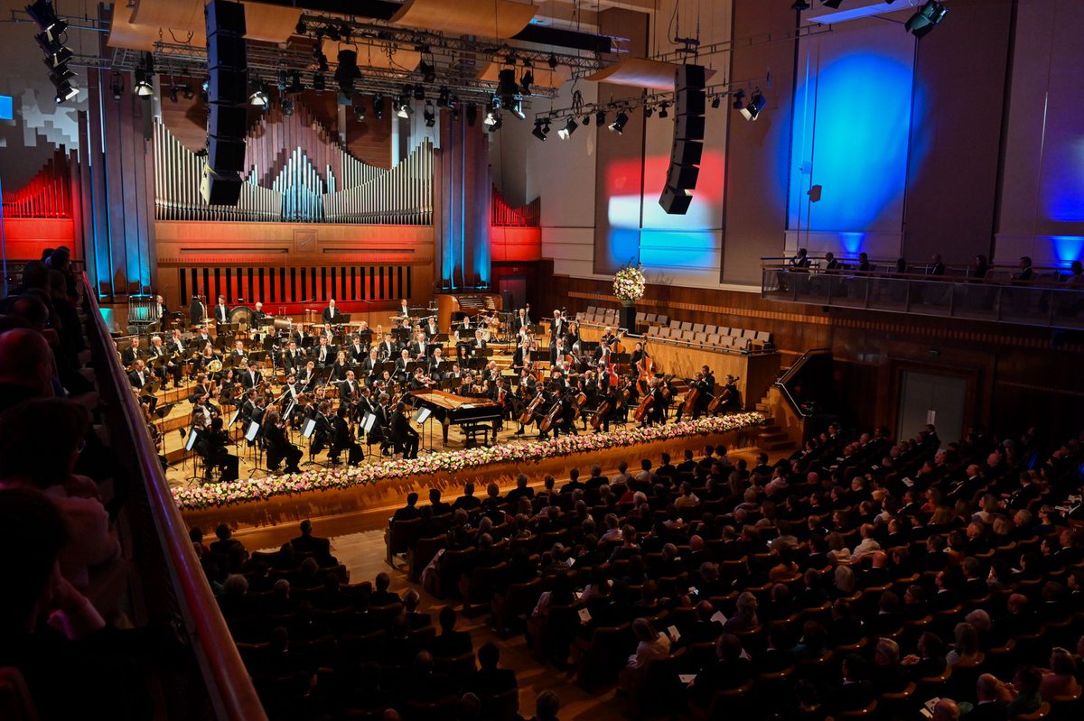 🎼 La journée se clôture à @FlageyStudios par un concert de @PhilharmonieLux offert par le Grand-Duc et la Grande-Duchesse pour remercier le Roi et la Reine de leur hospitalité.