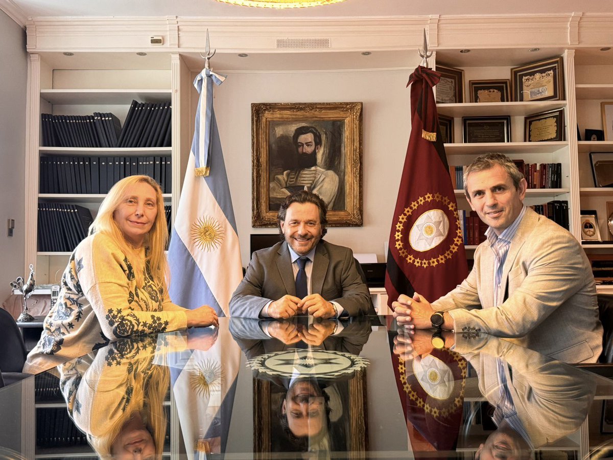 GustavoSaenzOK's tweet photo. Recibí a Karina Milei, secretaria general de la Presidencia de la Nación y a Martín Menem, presidente de la Cámara de Diputados de la Nación, con quienes conversamos sobre la situación actual y las principales necesidades de la provincia y el país 🇦🇷 https://t.co/wpHGfkCXGW