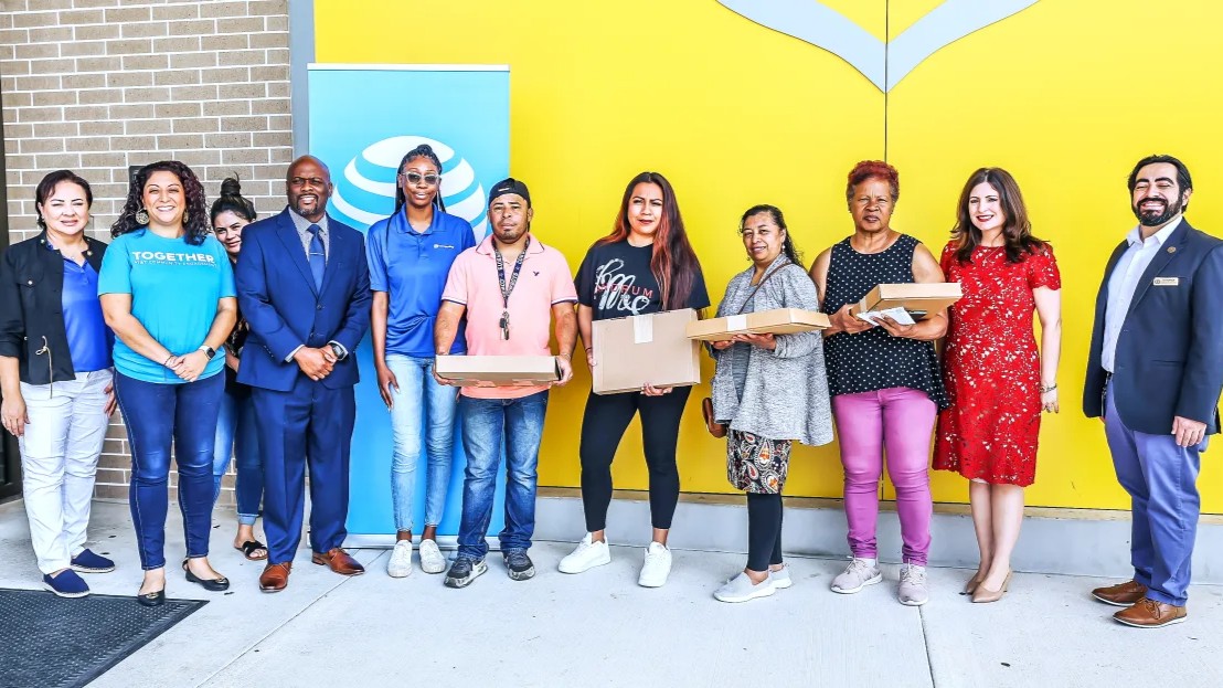 👩‍🎓👨‍🎓 Closing the digital divide one laptop at a time with @HCPrecinct4 @att & @compudopt. 50 families in #SpringBranchISD just got a major upgrade! #CollectiveGreatness bit.ly/3Q5YGM5
