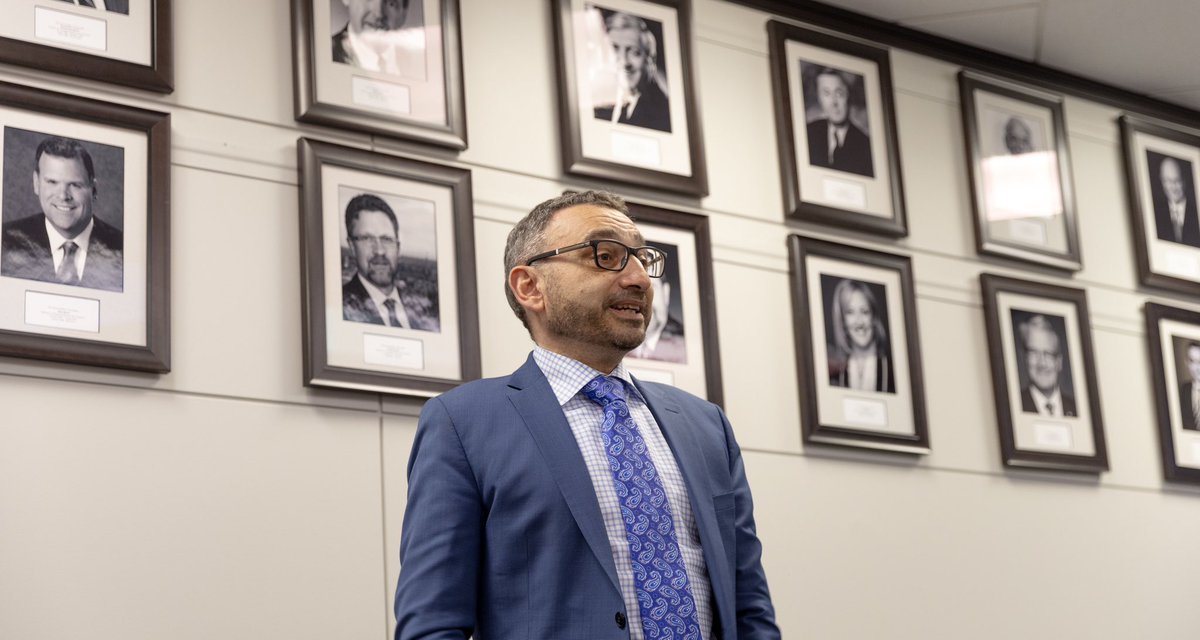 Today was a special day for me personally. My portrait was hung on the wall of ministers at @Transport_gc. It’s an honour to have served as the Minister during one of the most consequential periods in modern times. Thank you to @pablorodriguez and @Transport_DM for hosting me