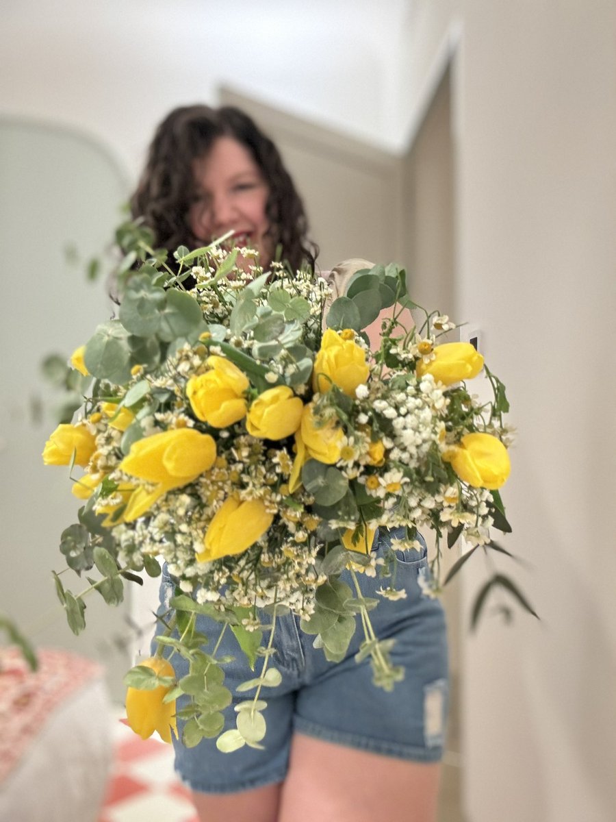 Sinchumitres1's tweet photo. 💛🌸 https://t.co/gdTXzY9MeR
