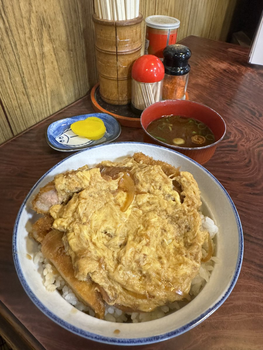 うどんの三角庵にてカツ丼をいただく🍜ボリュームのあるカツと絶妙な味付けの玉子がベストマッチ‼️旨い😋店の立地から三角庵と名付けられたそうです😚#グルメ #ランチ #常滑市