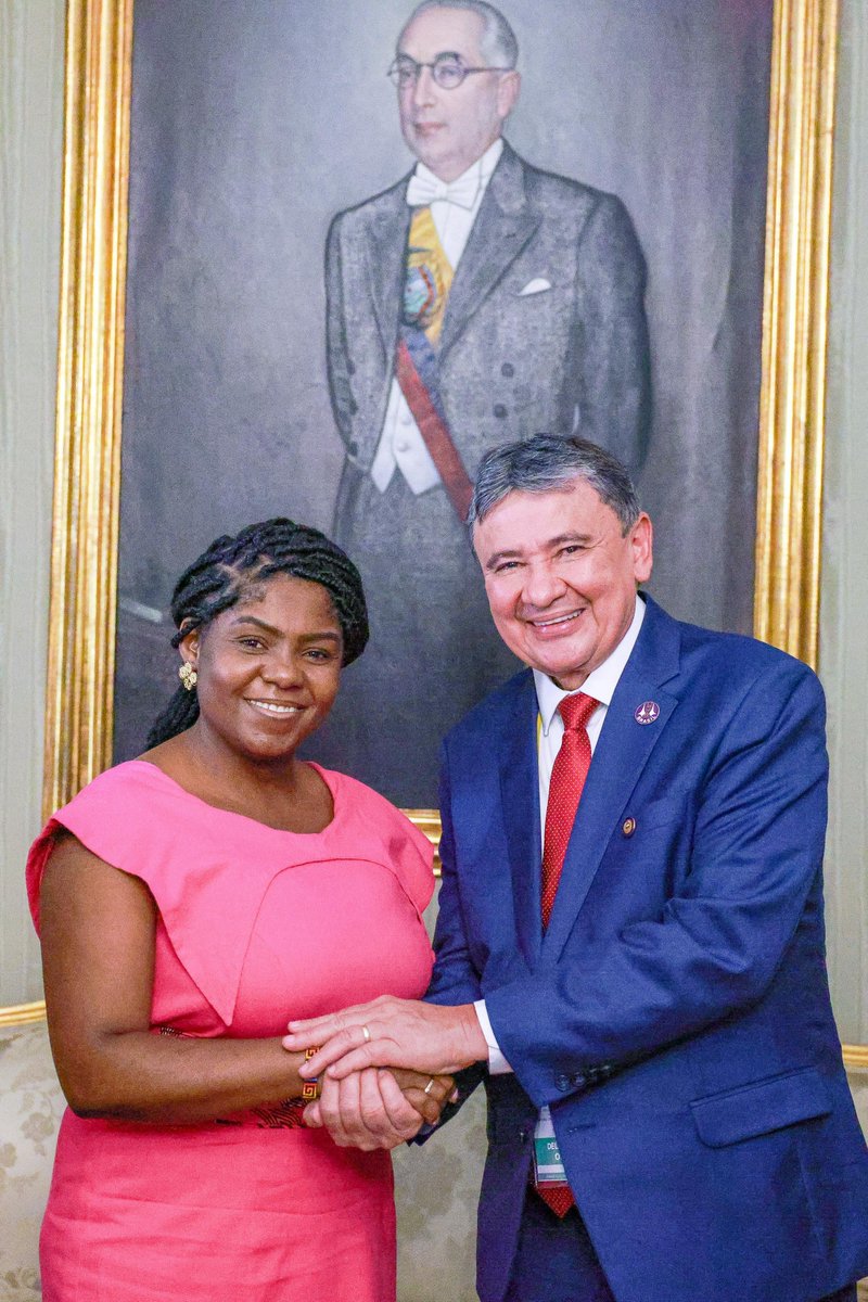 Estou muito feliz em compartilhar que tive a oportunidade de me reunir com a vice-presidente da Colômbia, Francia Márquez, que também é ministra da Igualdade e Equidade e cuida da área social. Juntamente com a primeira-dama @JanjaLula, eu e os demais ministros brasileiros…