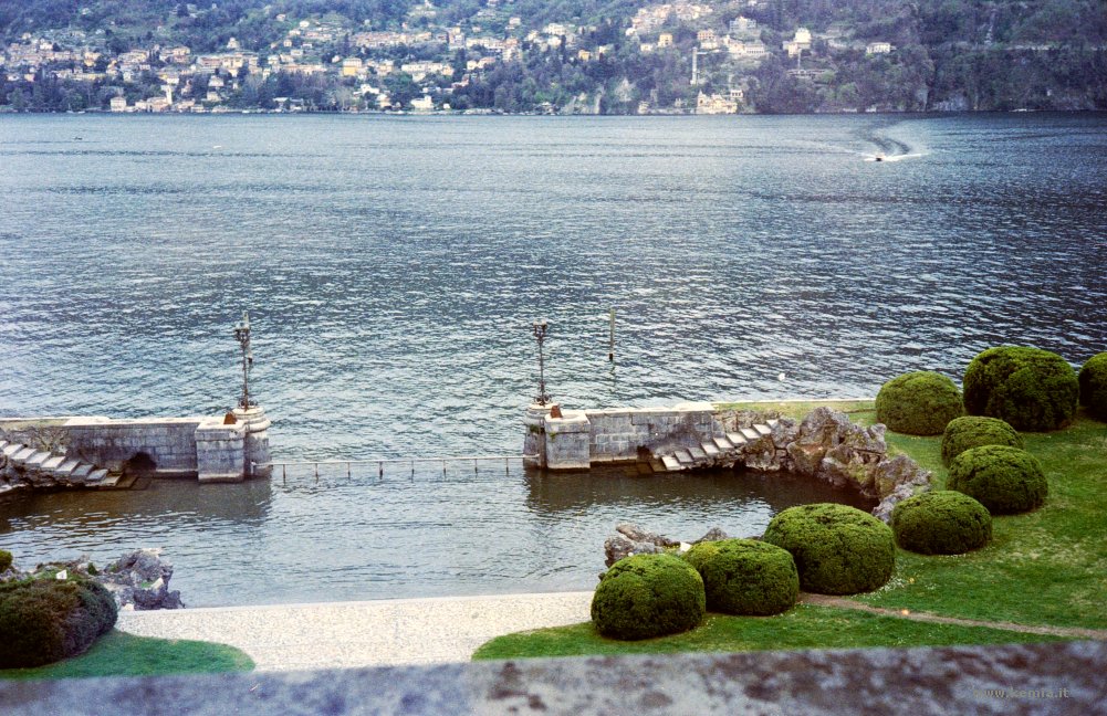 Lake Como from the hall of Villa Erba, Cernobbio

Rollei 35S, Proimage 100

#believeinfilm #shootfilmbenice #filmphotography #Visconti