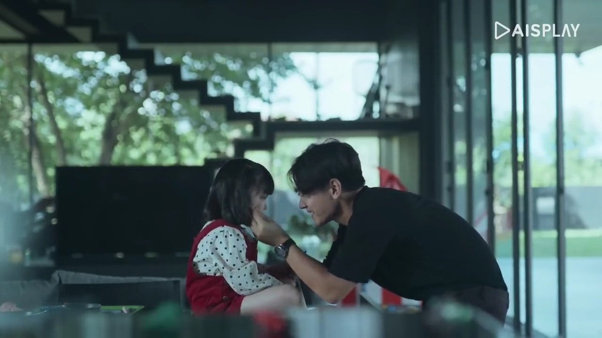 golden_star00_2's tweet photo. El otro día estaba buscando donde ver How To Be A Perfect Dad y al ver el trailer, y descubrir donde viven los protagonistas, no supe como sentirme. Siento que ese no es sitio para que jueguen los niños #HowToBeAPerfectDad #LoveInTheAir https://t.co/lwHPLpMJg8