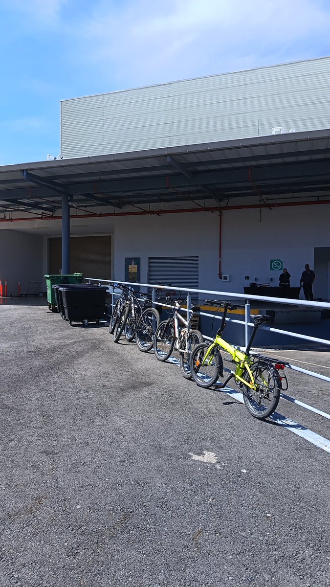 Hoy viajé en bici de Curri a Estación Atlántico, en tren de ahí a Heredia y de nuevo en bici de Heredia al Centro Nacional de Convenciones. Duré 1 hora.

Al llegar a este complejo de $35MM, tuve que estacionar mi bici amarrada a una baranda en el andén de carga, junto a la basura