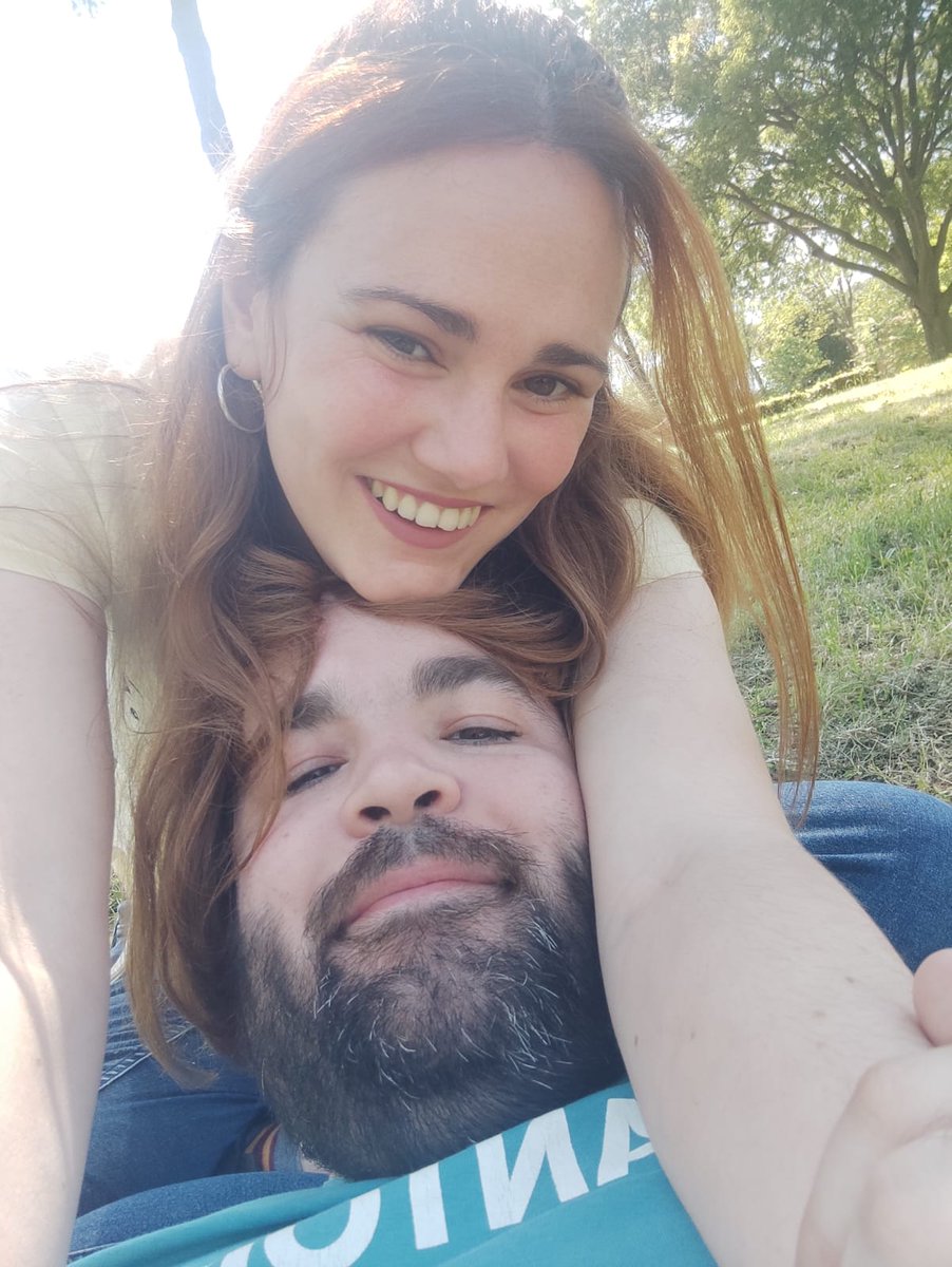 AlexConTuiter1's tweet photo. Volviendo en el tren a Barcelona después del viaje más bonito del mundo. Otra vez derrotado, por el amor de la mejor novi.

Te amo novi, que tengamos más viajes y momentos como estos. 

PD. Roma espectacular un escándalo. https://t.co/R4mVEoTMOo
