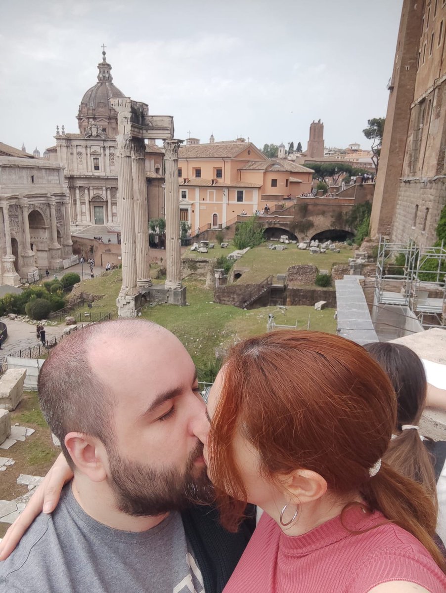AlexConTuiter1's tweet photo. Volviendo en el tren a Barcelona después del viaje más bonito del mundo. Otra vez derrotado, por el amor de la mejor novi.

Te amo novi, que tengamos más viajes y momentos como estos. 

PD. Roma espectacular un escándalo. https://t.co/R4mVEoTMOo
