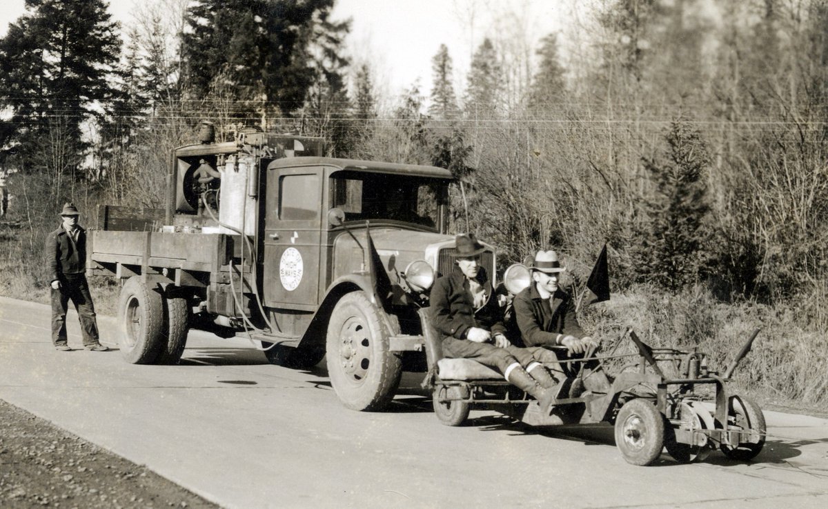 WAStateArchives's tweet image. Happy #NationalWorkZoneAwarenessWeek!
If you have ever wondered how the @WSDOT applied a center line stripe onto our state highways in 1936, here you go. Crews were likely able to cover no more than 10 miles a day. #Orange4Safety #NWZAW