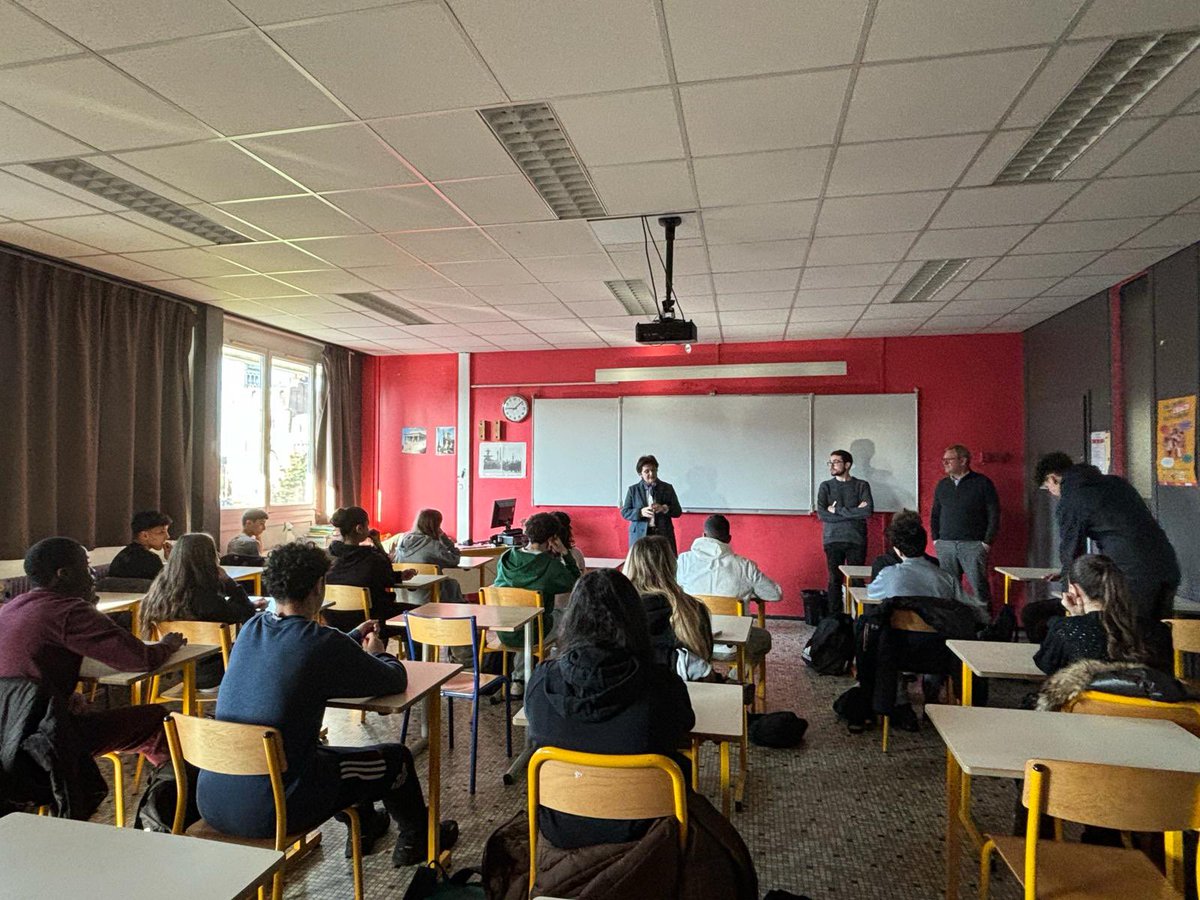 Dsden59's tweet photo. Culture juridique et institutionnelle pour les élèves de 3eme du collège Carnot dans le cadre du passeport educdroit avec Carole Etienne @ProcureurLille et @ClarisseStein , #DAASEN. #citoyennete #civisme #droit #education @AcLille https://t.co/SLUKvnpKCm
