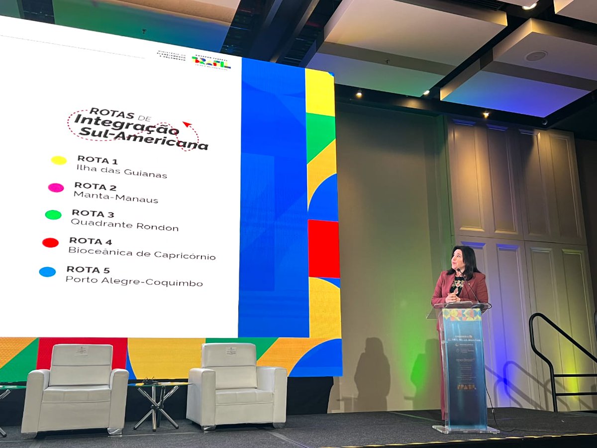 #INTEGRAÇÃO A ministra @simonetebetbr falou a empresários brasileiros e colombianos em evento organizado pela @ApexBrasil em Bogotá, Colômbia. Ela apresentou as cinco rotas de integração Sul-Americana e destacou a rota 2, que beneficia diretamente a Colômbia.