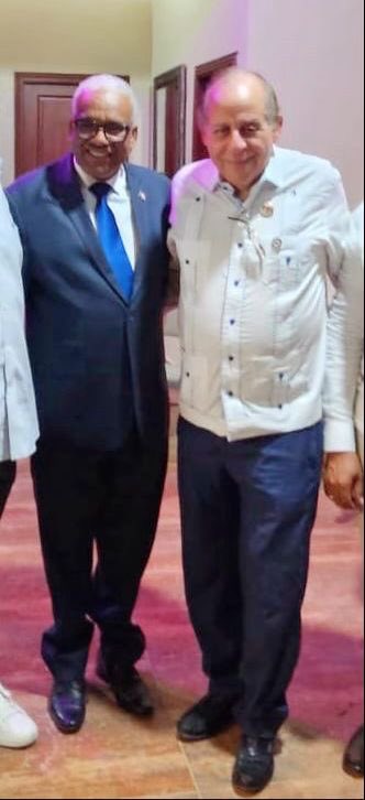 En este día, felicito en su cumpleaños, a ese gran ser humano, amigo y compañero, Don Emilio Alcedo Reyes; deseándole que Dios lo siga bendiciendo, forjándolo de una larga existencia, para que siga sirviendo a las mejores causas de nuestro País.