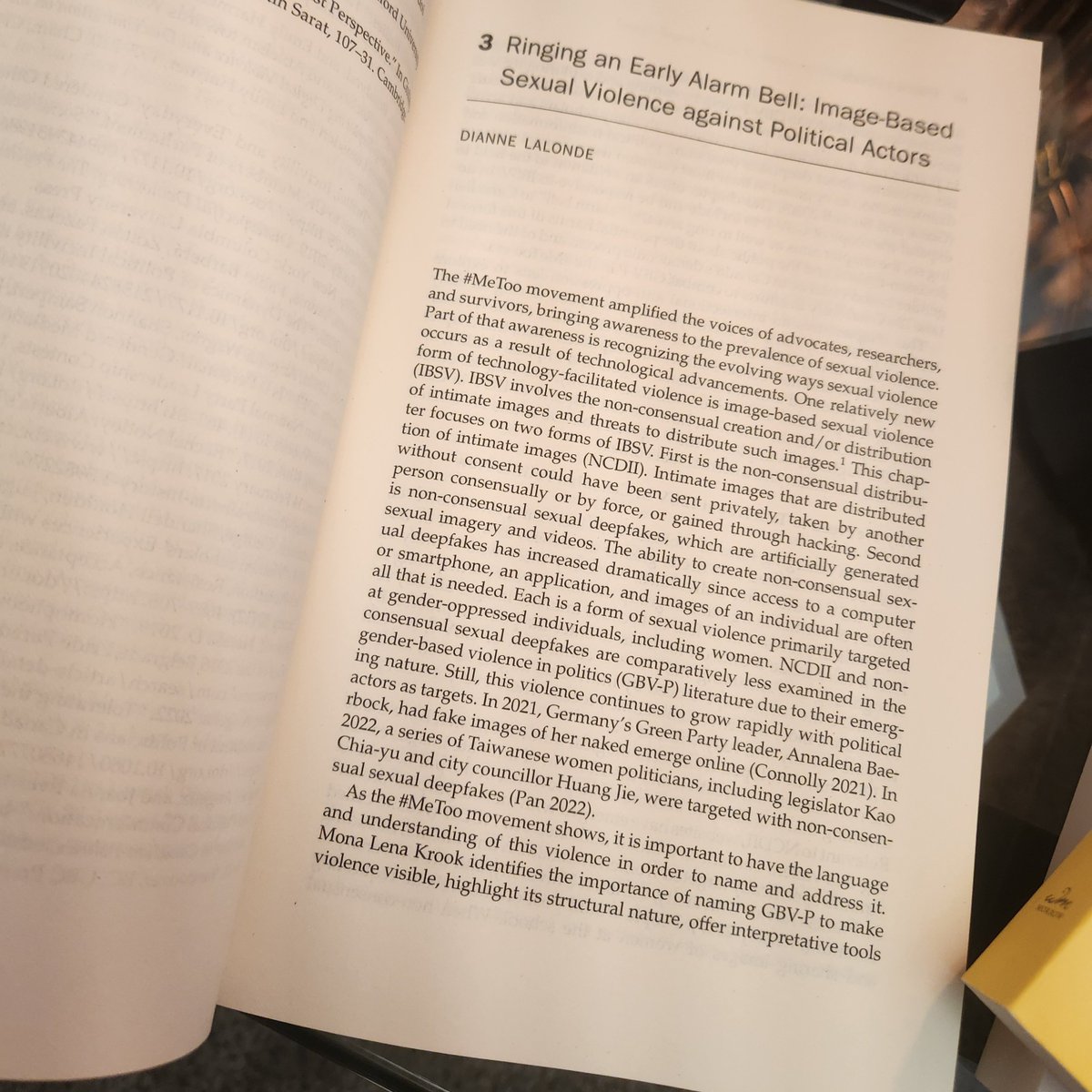 Just received the physical copy of Gender-Based Violence in Canadian Politics in the #MeToo Era @utpress with my chapter examining image-based sexual violence against women political actors! 🥳(🧵/1) #CdnPoli #PoliSci #VAWP #WomenInPolitics