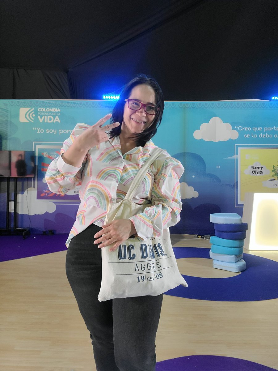 Ya empezó la #FILBo2024 y la carpa del <a href="/Mineducacion/">MinEducación</a> está imperdible con espacios para vivir múltiples experiencias pedagógicas para todo público📚🥁🎬. ¡Pásense por acá que estaremos con <a href="/PTA_Colombia/">Formación Integral</a> viviendo la formación integral! 🖍🪇📖