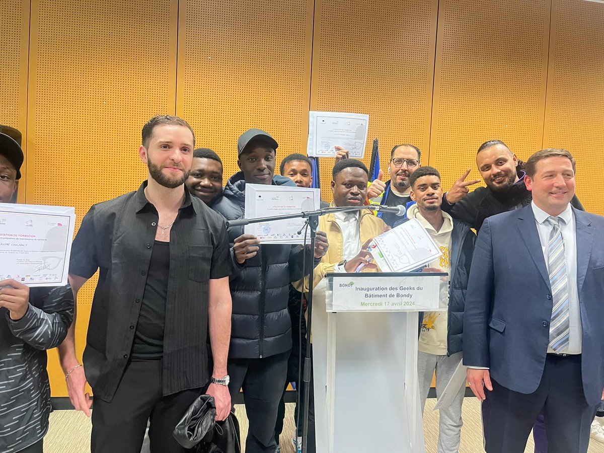 Inauguration des Geeks du Bâtiment <a href="/VilledeBondy/">Ville de Bondy</a> - Bilan très positif pour les jeunes de cette 1ère session qui ont reçu leur attestation en présence  de <a href="/acmialot/">Anne-Claire Mialot</a> <a href="/HarvStev/">Stephen HERVÉ</a> <a href="/LaurentJeanne94/">Laurent JEANNE</a> -Une #formation financée par <a href="/iledefrance/">Région Île-de-France</a> avec le soutien de <a href="/Travail_Gouv/">Ministère du Travail et de l'Emploi</a> <a href="/AnruOfficiel/">ANRU</a>