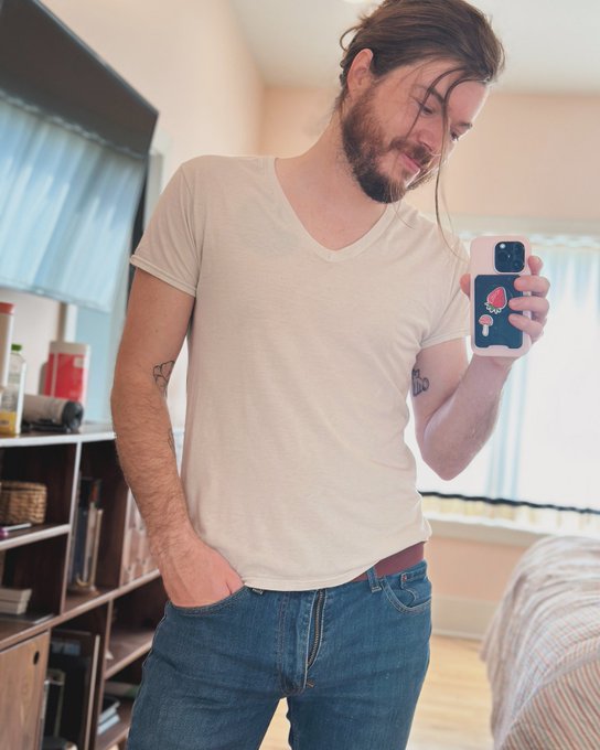 Never get hit on as much as when I wear a dirty white t https://t.co/pK6XnhHVAK